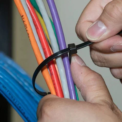 انواع بست کابل پلاستیکی و فلزی برای سازماندهی کابل‌ها و جلوگیری از گره خوردن